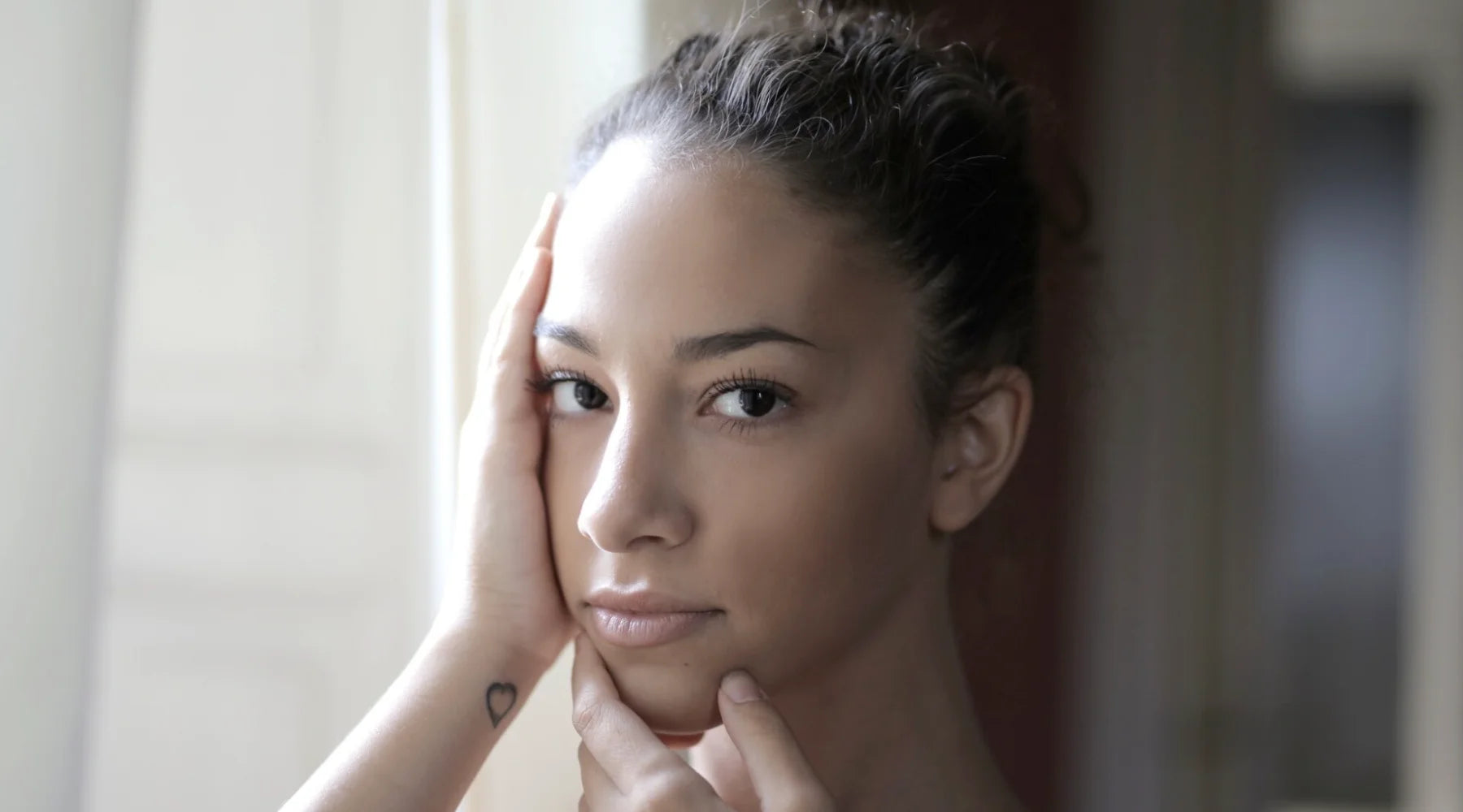 How Silk Pillowcases Benefit Acne-Prone Skin?